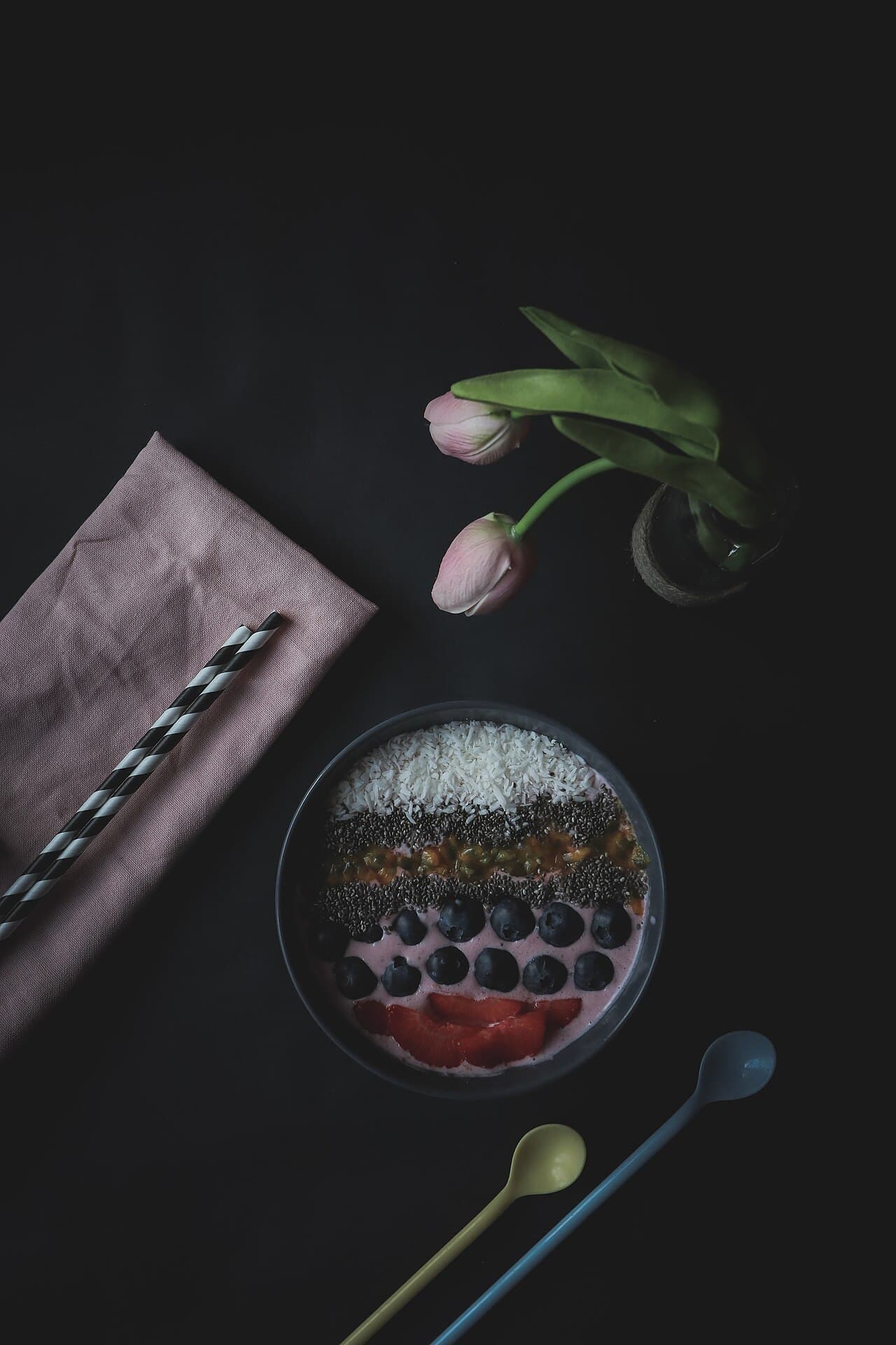 5-minute berry yogurt bowl